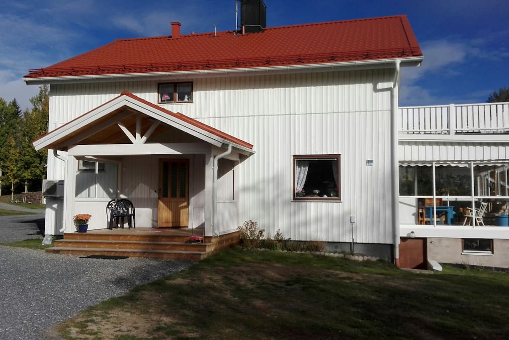 Huvudbyggnad för permanent boende. Gästerna får tillgång till nedrevåningen.