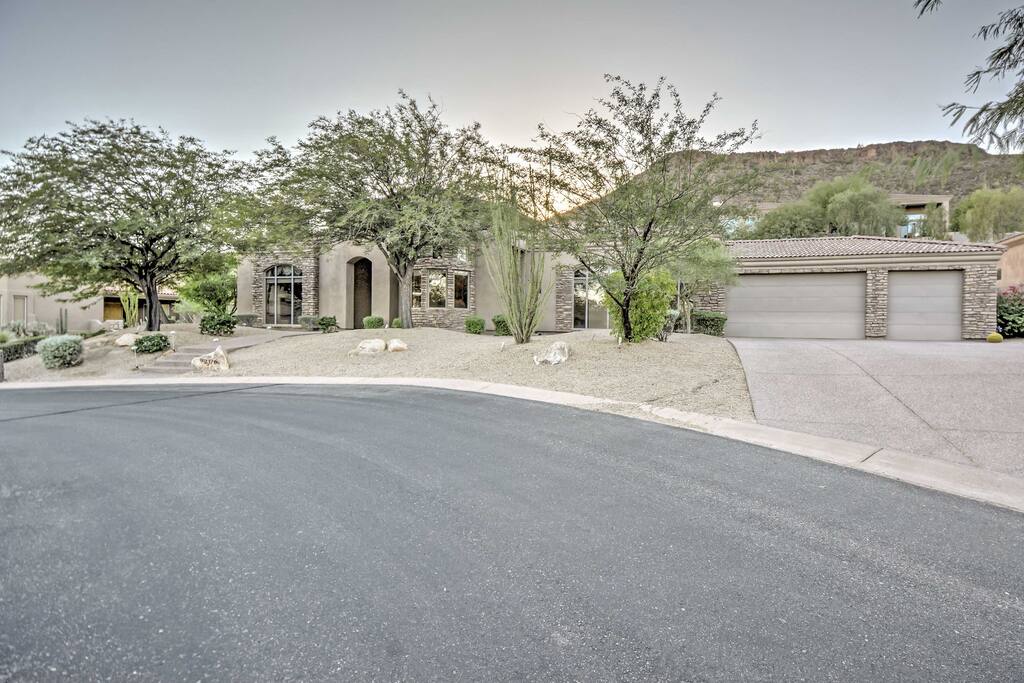 The property's delightful and peaceful location provides easy access to all of Phoenix's finest area attractions.