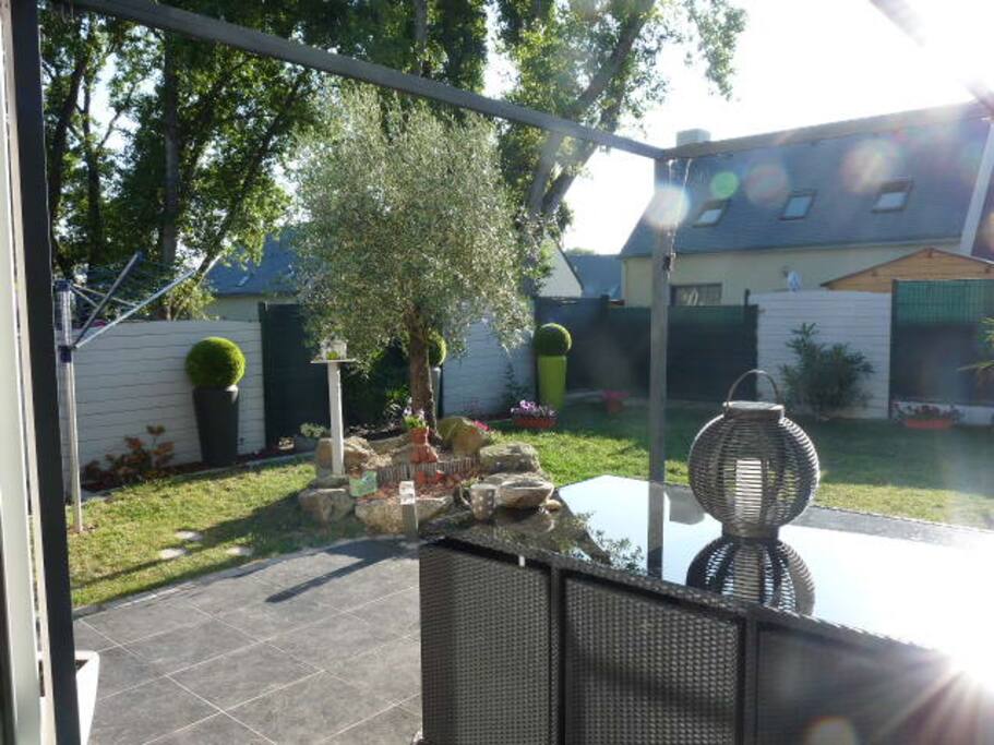 le jardin clôturé et ensoleillé