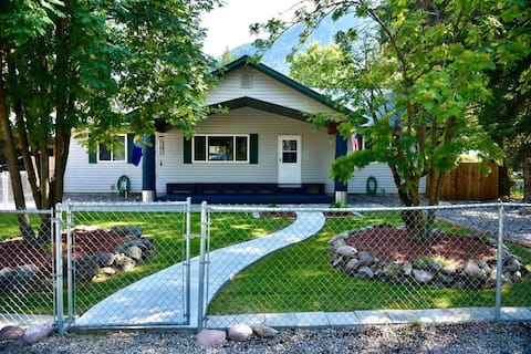 10 min to Glacier Ntn'l Park Sleeps 16 plus guests