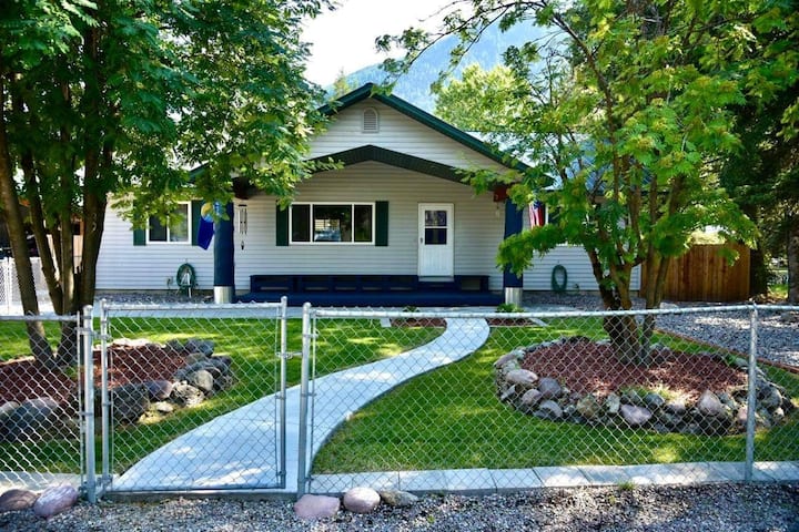 10 min to Glacier Ntn'l Park Sleeps 16 plus guests