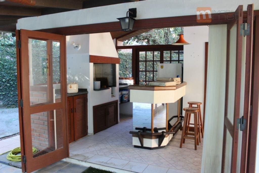 Churrasqueira integrada com a casa e a piscina...