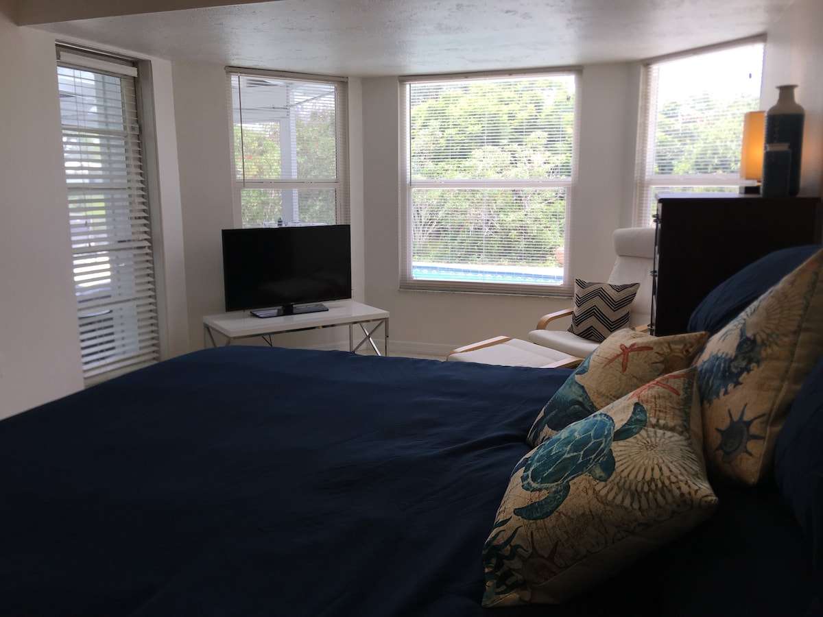 主卧配有加大双人床、大梳妆台和俯瞰泳池的起居区。第二台智能电视。  