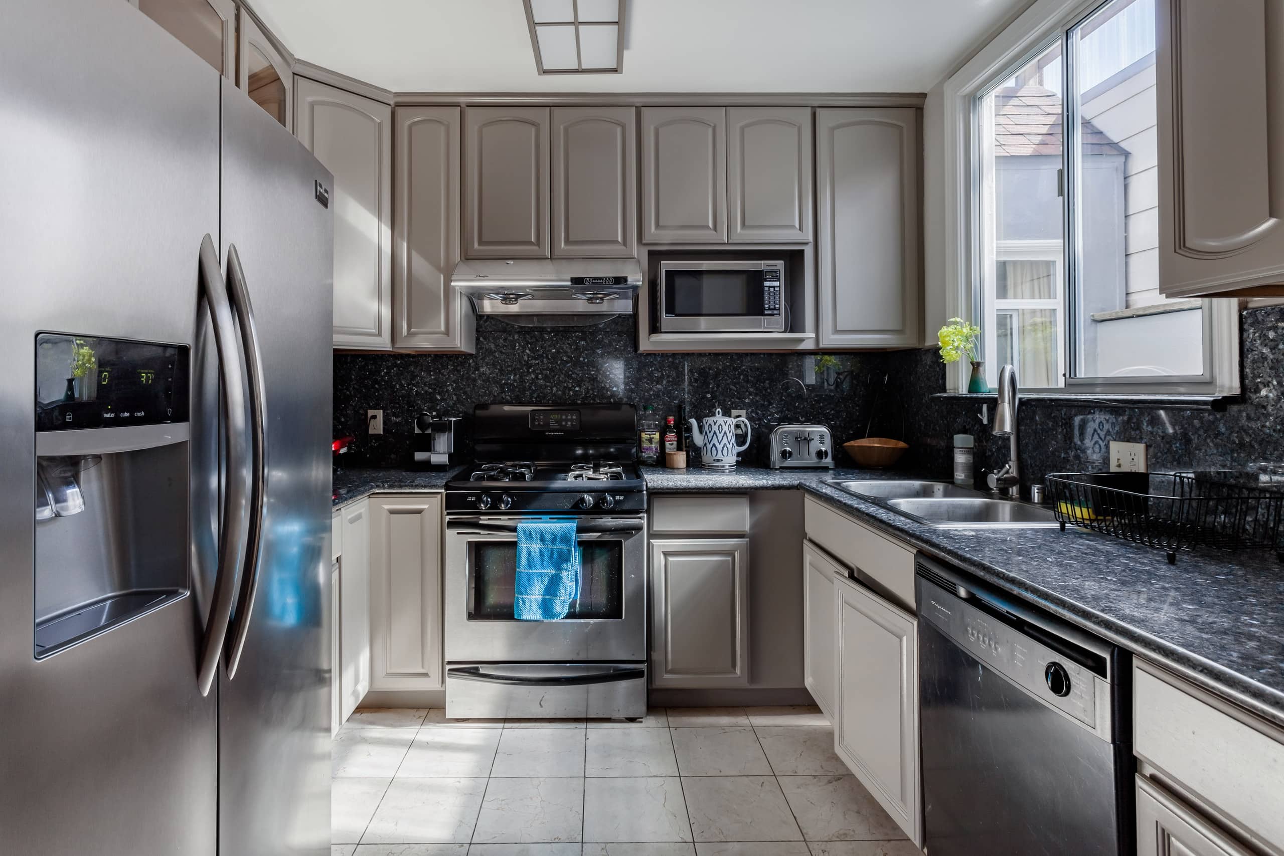 Home in San Francisco · ★4.84 · 3 bedrooms · 4 beds · 2.5 baths - Image 9