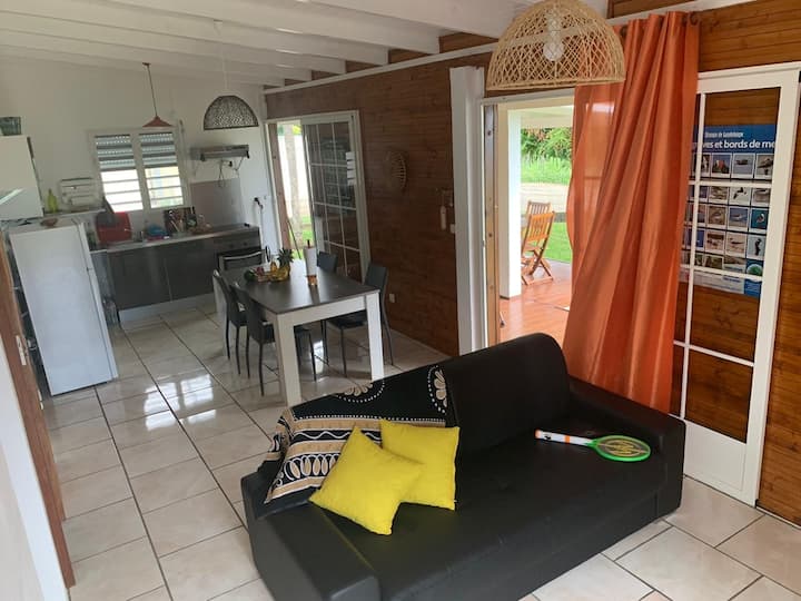 Поглед кон дневната соба и комплетна кујна