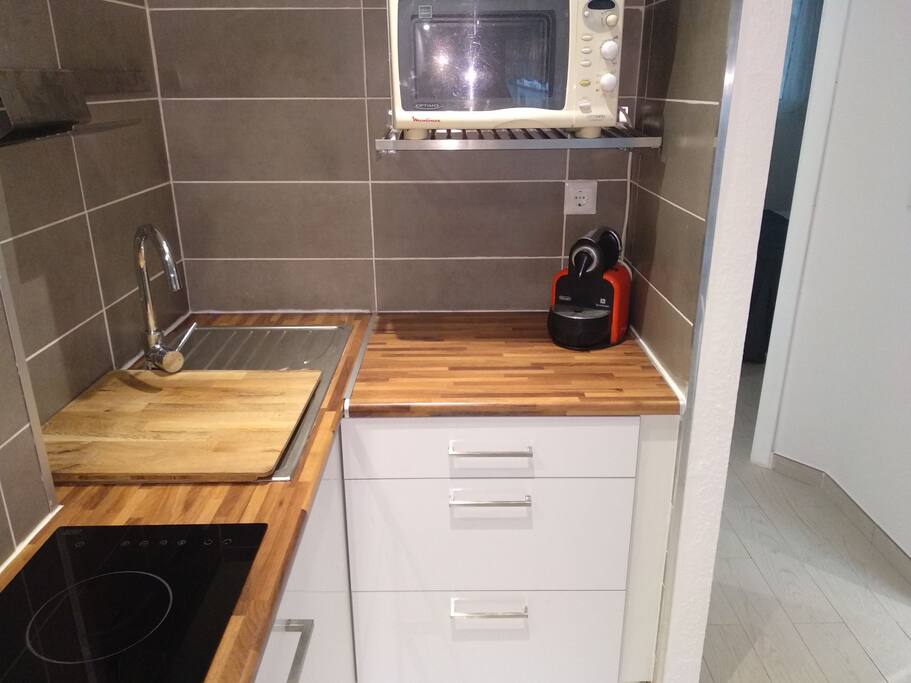 Cocina equipada con microondas, cafetera Nespresso, vasos, tazas, platos, cubiertos, ollas, sartenes, jabón de fregar platos, estropajo, nevera.
No dispone de horno.