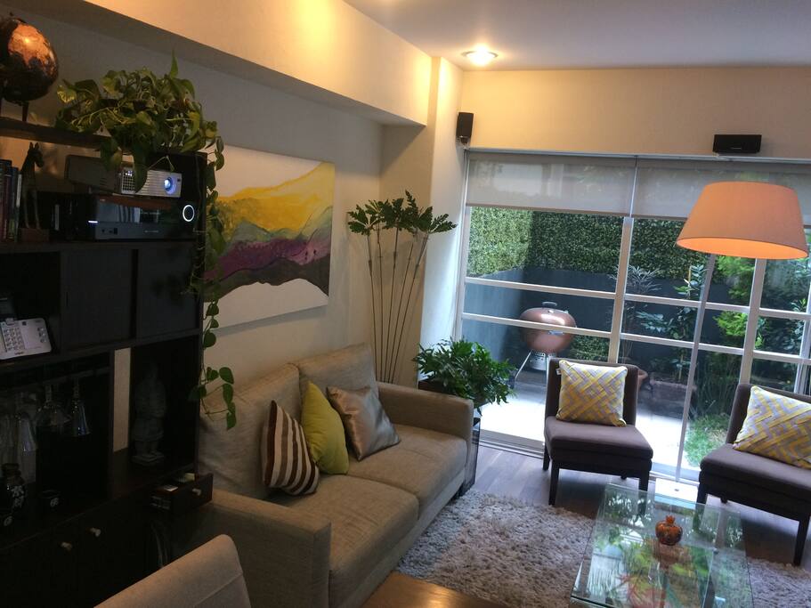 Sala con jardín privado