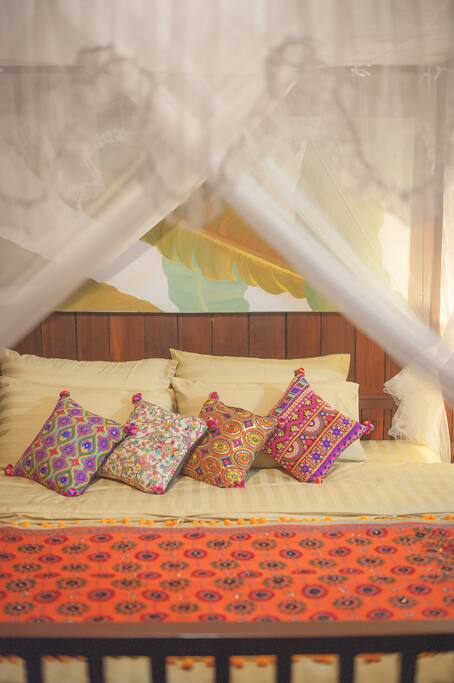 บ้านตาอ้วนรีสอร์ท ที่พัก ห้องพัก ในจังหวัดเชียงราย หรู ท่ามกลางธรรมชาติ ริมธาร ติดริมแม่น้ำแม่ลาว ที่พักพร้อมอาหารเช้า ร้านกาแฟสุดชิลด์ พบกับบรรยากาศแบบไทยล้านนา ผสมผสานกับศิลปะโมเดิร์นสมัยใหม่ได้อย่างลงตัว ที่บ้านตาอ้วนคาเฟ่ BaanTaAuanCafe.