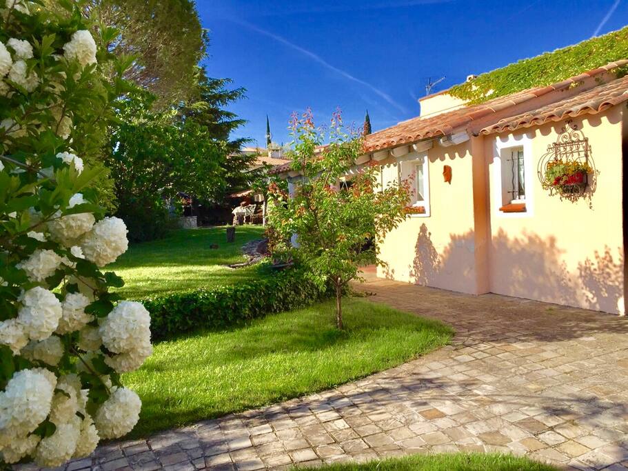 C'est la petite maison que vous avez toujours rêvé L'arbre des cerises à côté et le silence absolu.