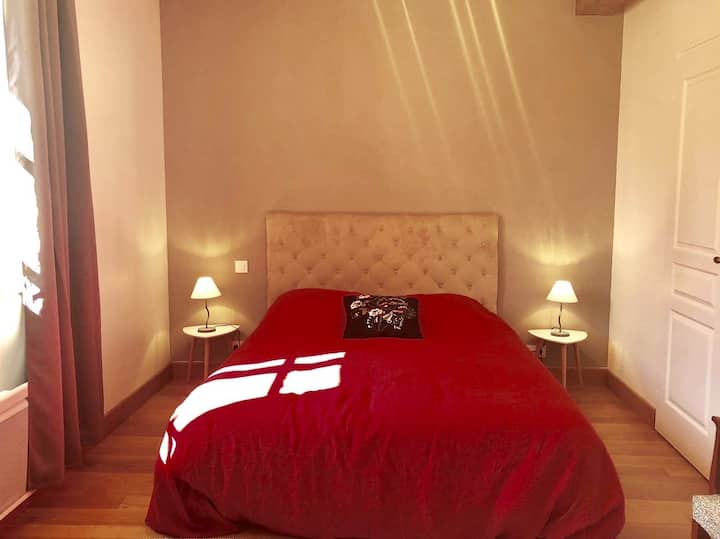 Habitación de planta baja, acceso por un escalón