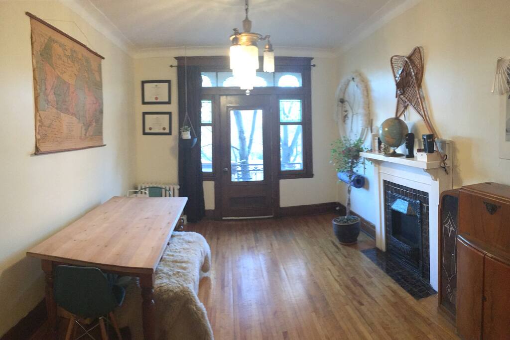 Salon double : partie côté saint-joseph, avec une grande table et un espace de méditation