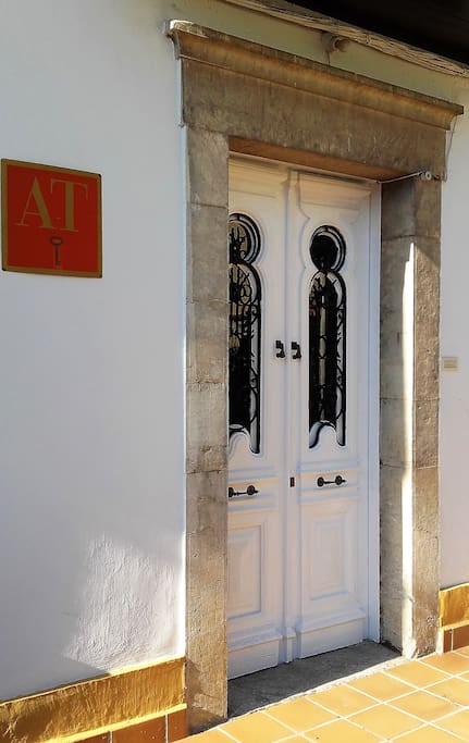 Puerta de entrada a los apartamentos