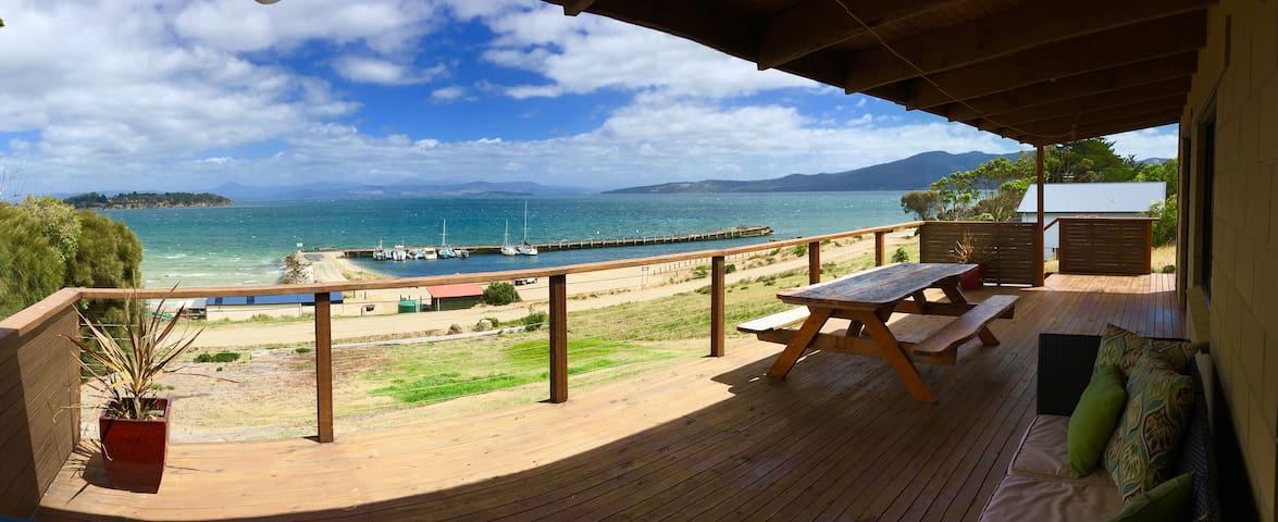 Beachcomber-Bruny Island Beachfront Ocean Views