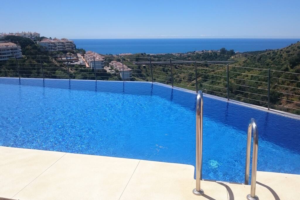 Pool with ocean view; depth 80cm - 200 cm