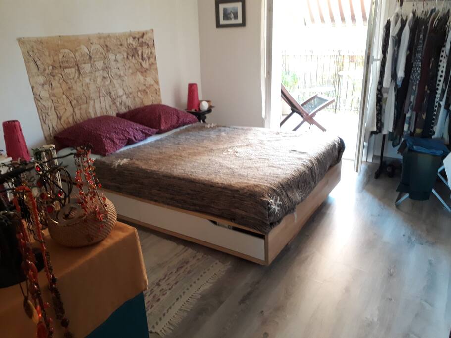 grande chambre avec rangements