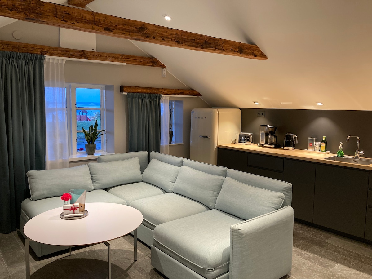 Kök med diskmaskin, mikro, ugn, spis. 