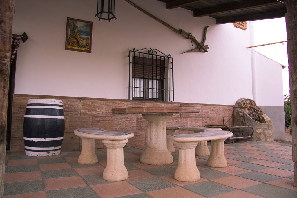 Asientos en el porche de la Casa Cueva