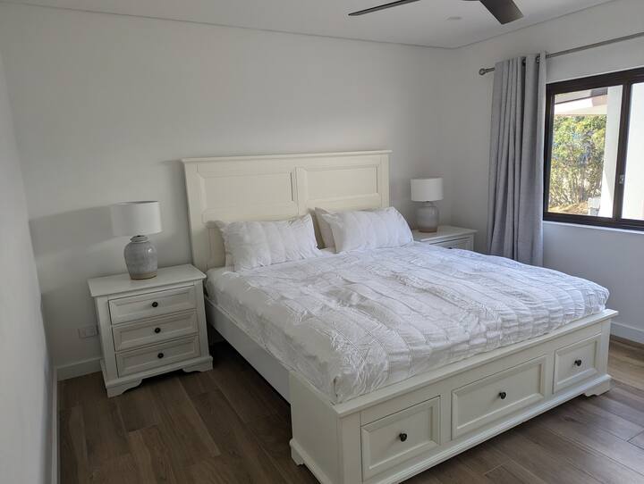 ห้องนอนเตียงคิงไซส์ชั้นล่าง 