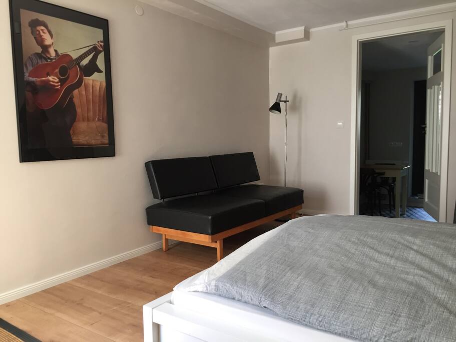 Wohn- und Schlafzimmer