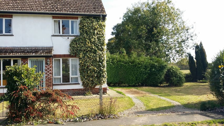 Lincolnshire -  3 Bedroom Country Home with a View