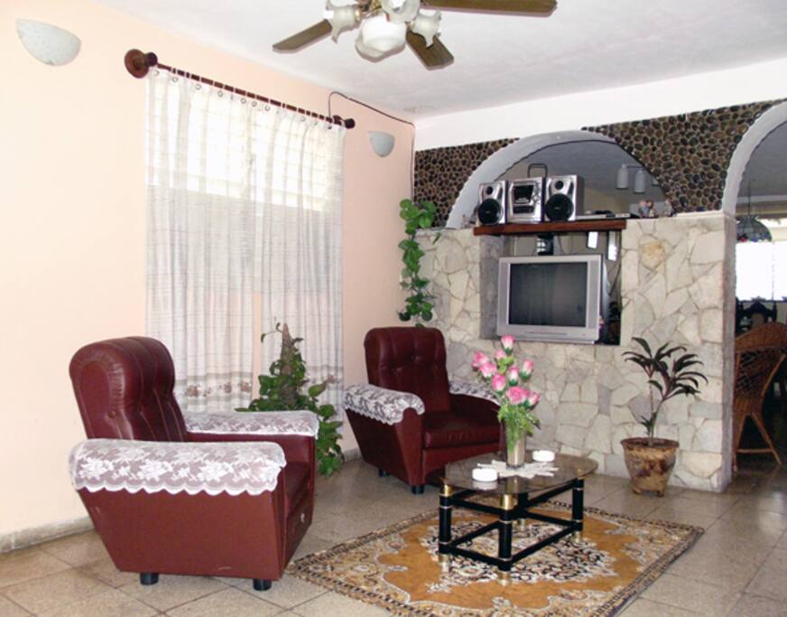 En la sala de estar podrá compartir con amigos familiares y amenizar el ambiente con su musica favorita.