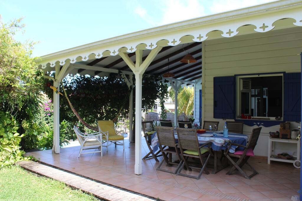 Terrasse bien ombragée et bien ventilée !