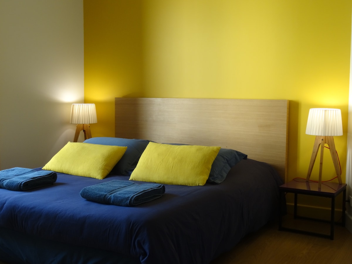 מיטת חדר צהובה  
1.60  (2 אנשים )