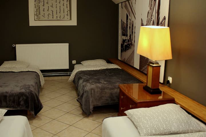 ห้องนอน 2 (เตียงเดี่ยว 4 เตียง)
ห้องนอน 2 (เตียงเดี่ยว 4 เตียง)