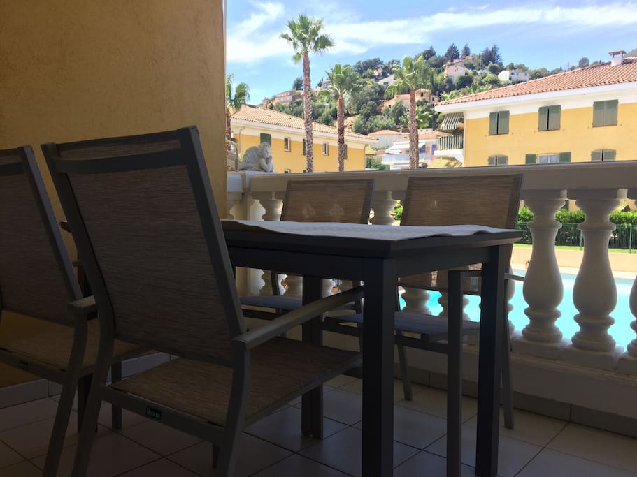 Déjeuner ou dîner sur la terrasse