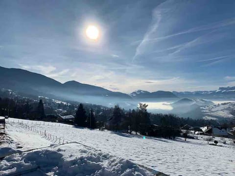 Top Airbnb: Quiet apartment with superb view and terrace à Saint Martin D'uriage