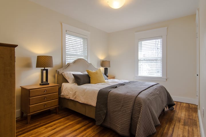Všetky 4 spálne na 2. poschodí majú manželské postele Queen