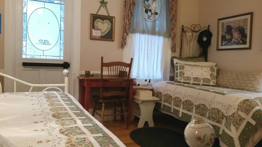 Two Comfy Twins w/private half bath In Heart of BV