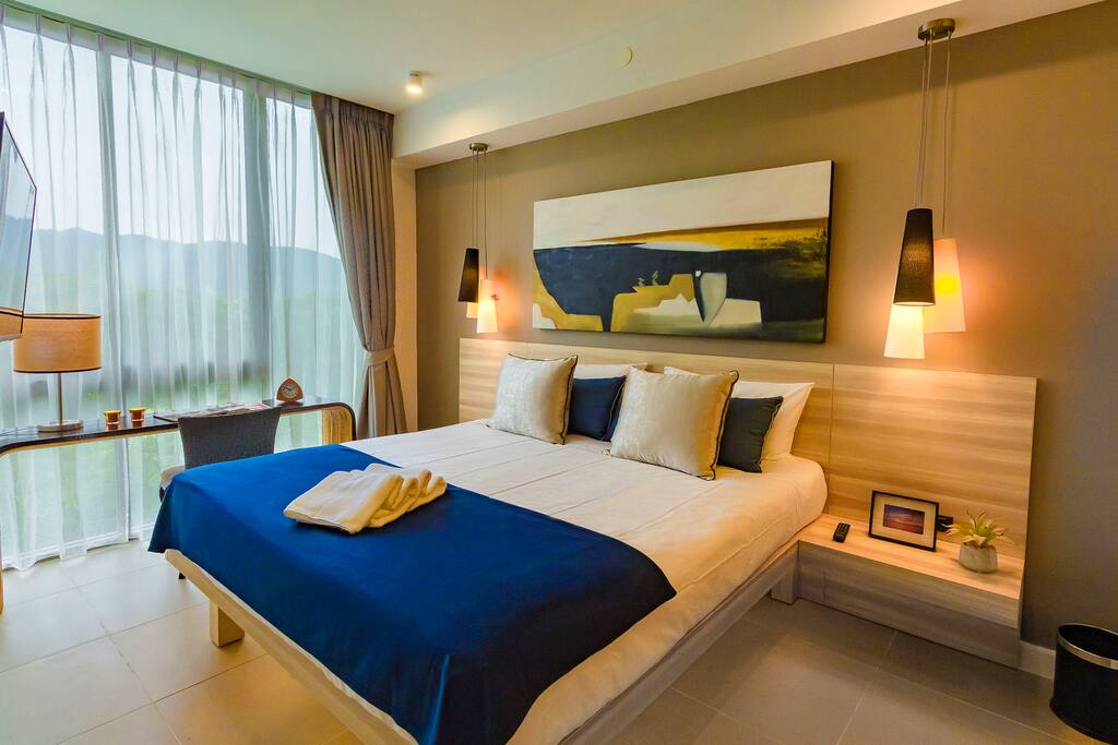 Bedroom with air conditioning, TV and mountain view