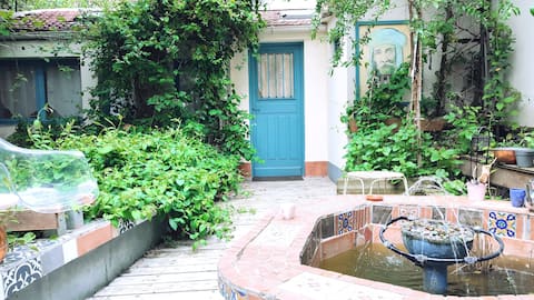 Accommodation with garden on the outskirts of Paris.