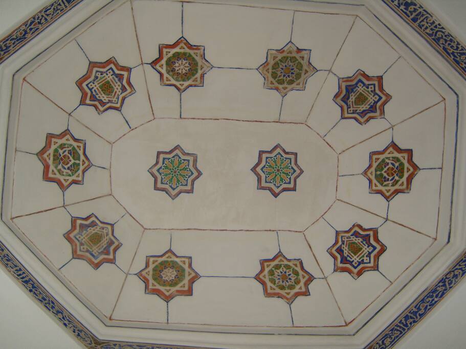 oud plafond boven het bed