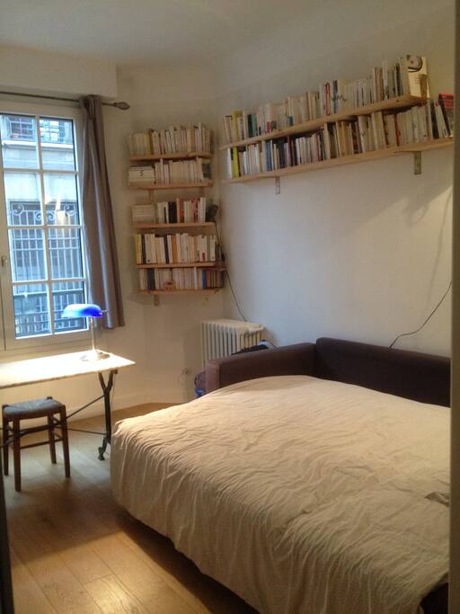 La chambre avec le lit déplié