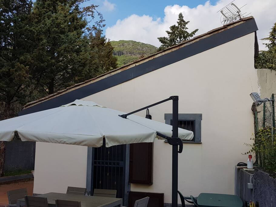 Vista dei Monti Rossi dal cortile interno.