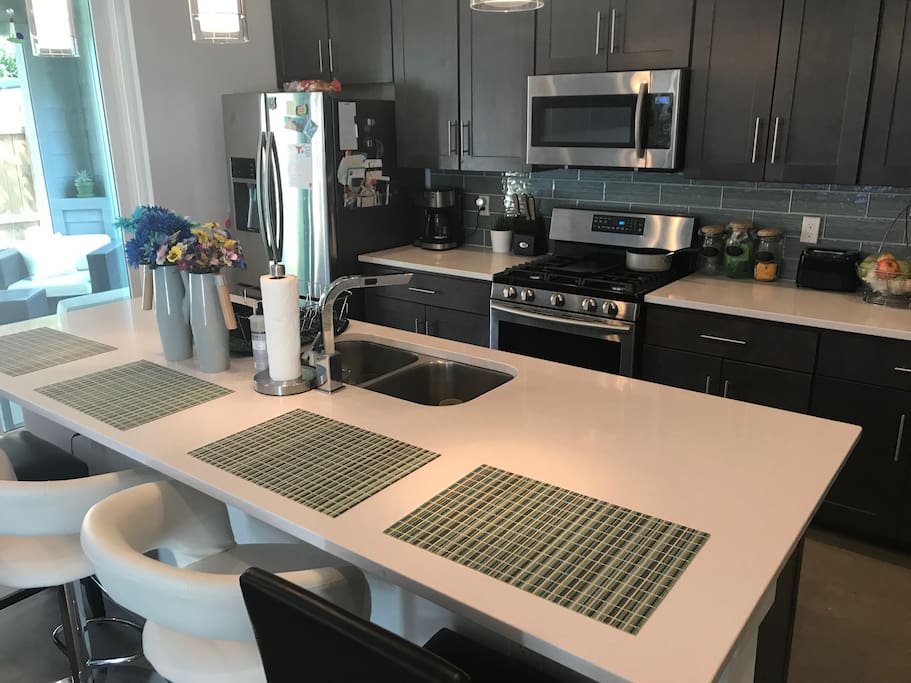 Quartz countertops, Samsung appliances, Lutron dimmers, Ninja blender and Jack Lalanne juicer