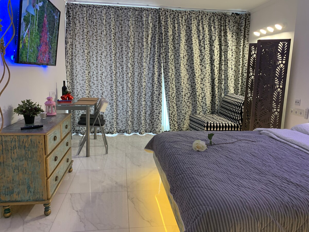 สตูดิโอตกแต่งด้วยเฟอร์นิเจอร์ที่จำเป็นทั้งหมดเพื่อการเข้าพักที่สะดวกสบาย