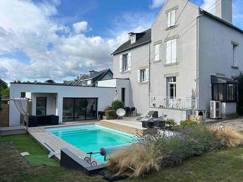 Bourgeois house heated  pool by the sea