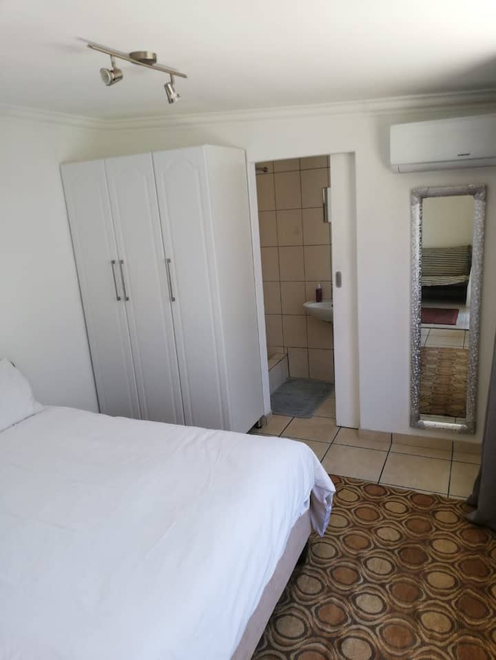 großzügiger Schrankraum, um deine Kleidung in gutem Zustand zu halten.
Reichlich Kleiderbügel und ein Phillips-Dampfbügeleisen sind vorhanden.