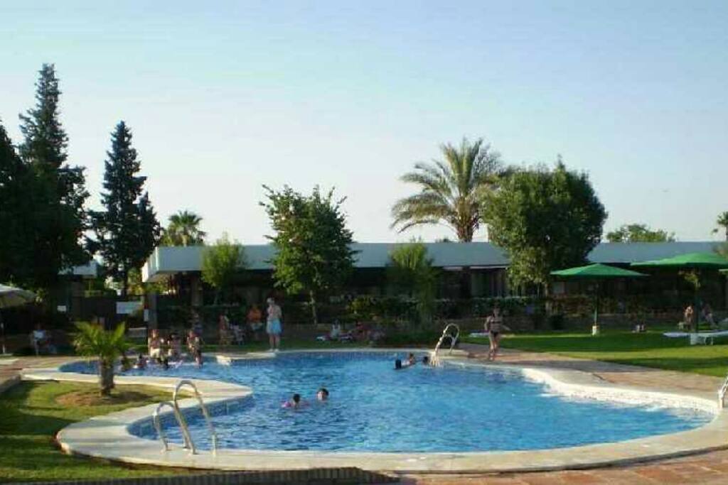 Piscina comunitaria dentro del conjunto de ocio hay paddel,tenis,baloncesto? fútbol etc. Zona infantil y cafetería. También informaros pequeño supermercado.