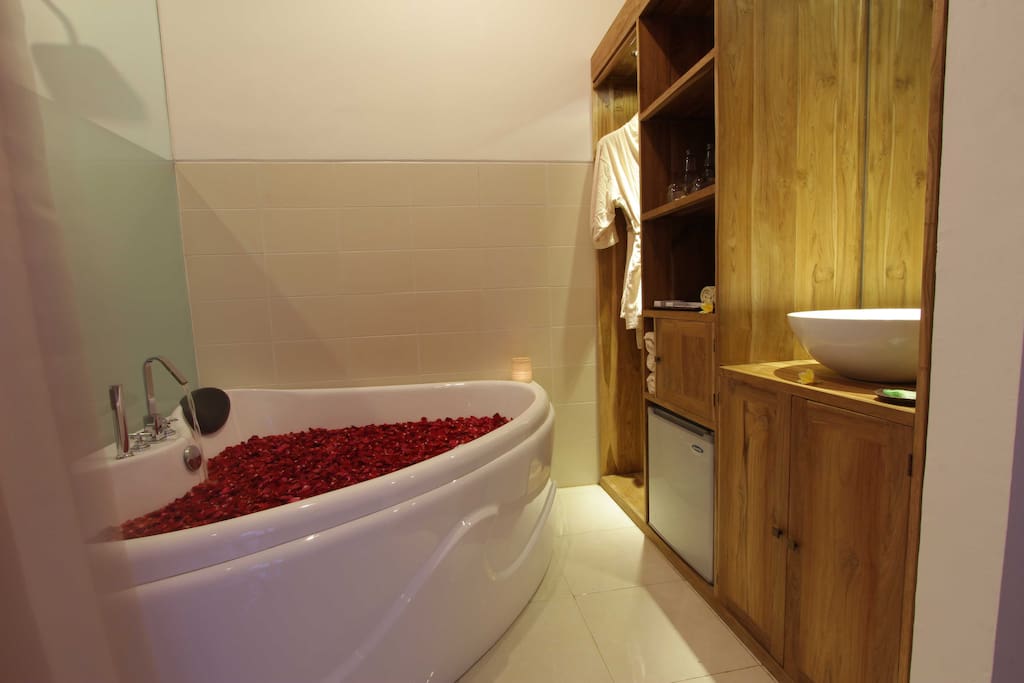 jacuzzi and closet