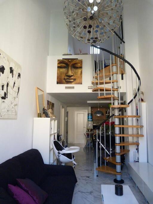 Escaleras que conducen a la zona de dormitorios / Staircase to bring you to the bedroom