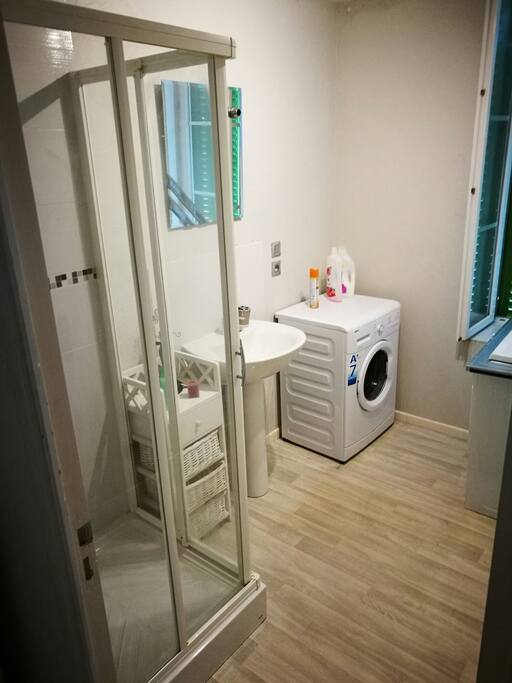 salle d eau une douche une machine a lavé un transat enfant pour la douche