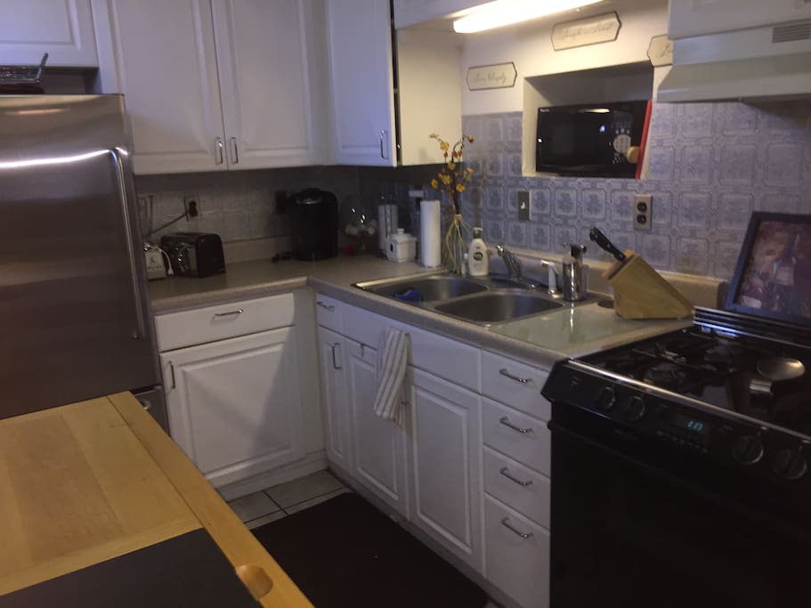 Full-service kitchen with Keurig and microwave!!