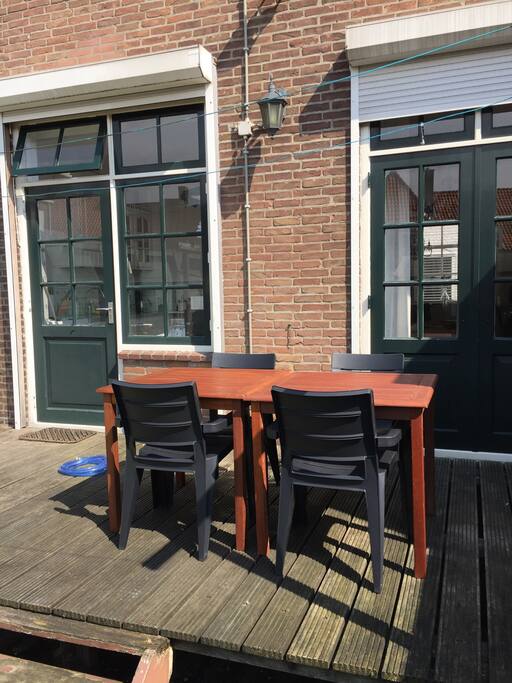Zonnig terras op het zuiden heerlijk s ochtends buiten ontbijten
