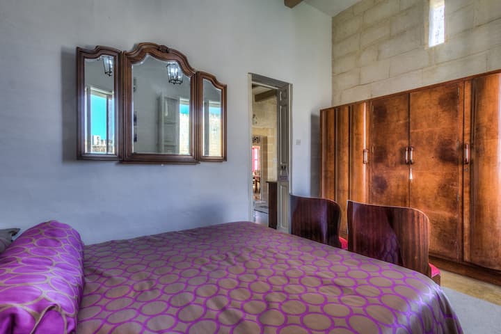 我们的皇家卧室位于一楼，采用新艺术风格。