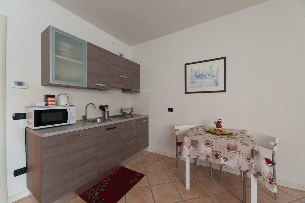 cucina con stoviglie e pentole