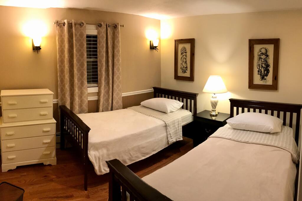Second bedroom with two twin beds